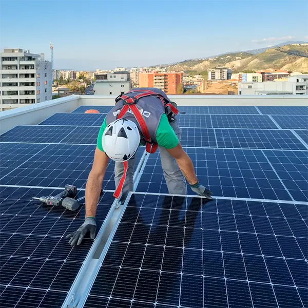 Montaggio di pannelli fotovoltaici su un’abitazione a Cosenza