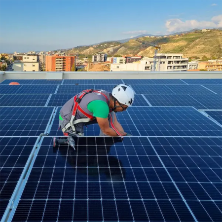 Montaggio di pannelli fotovoltaici su un’abitazione a Cosenza